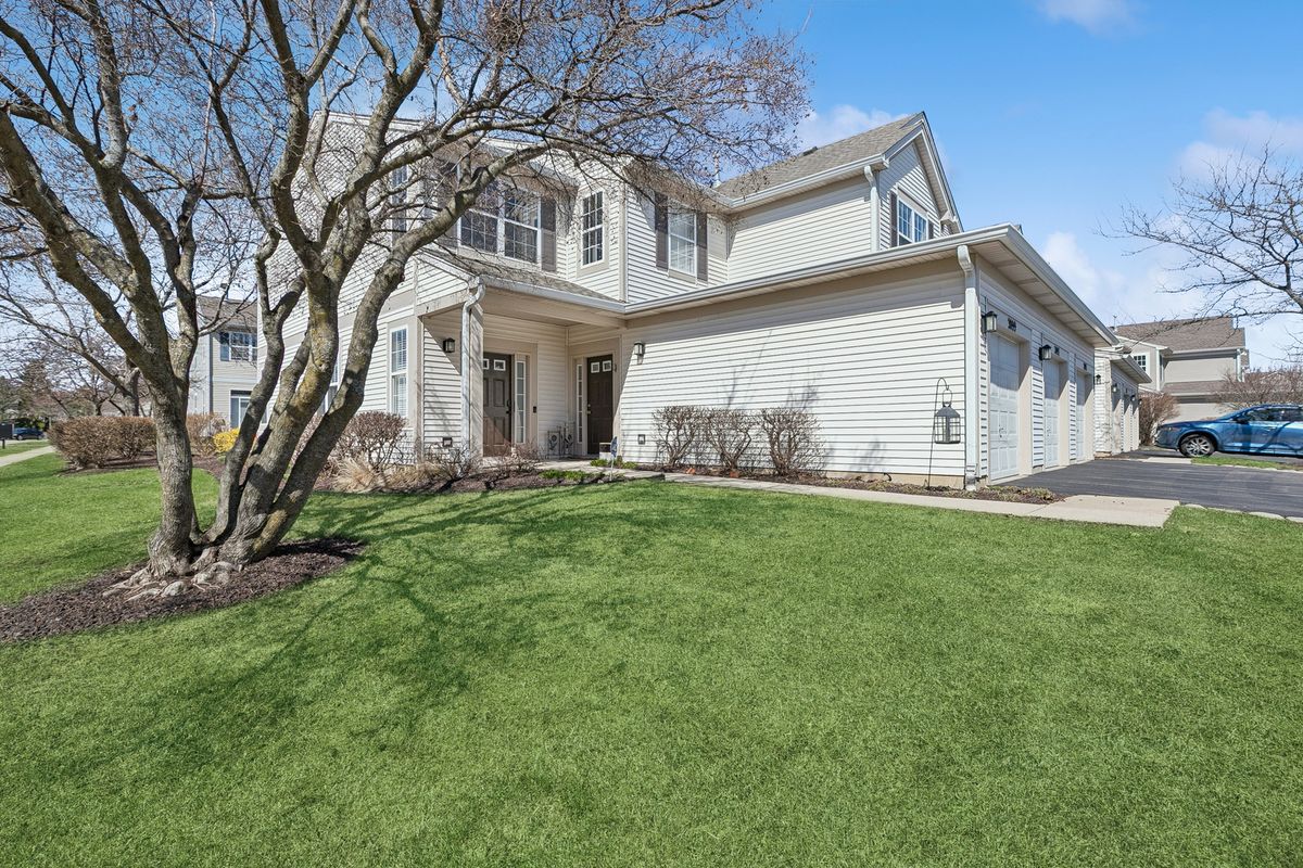 3099 Falling Waters Lane, Lindenhurst, IL 60046
