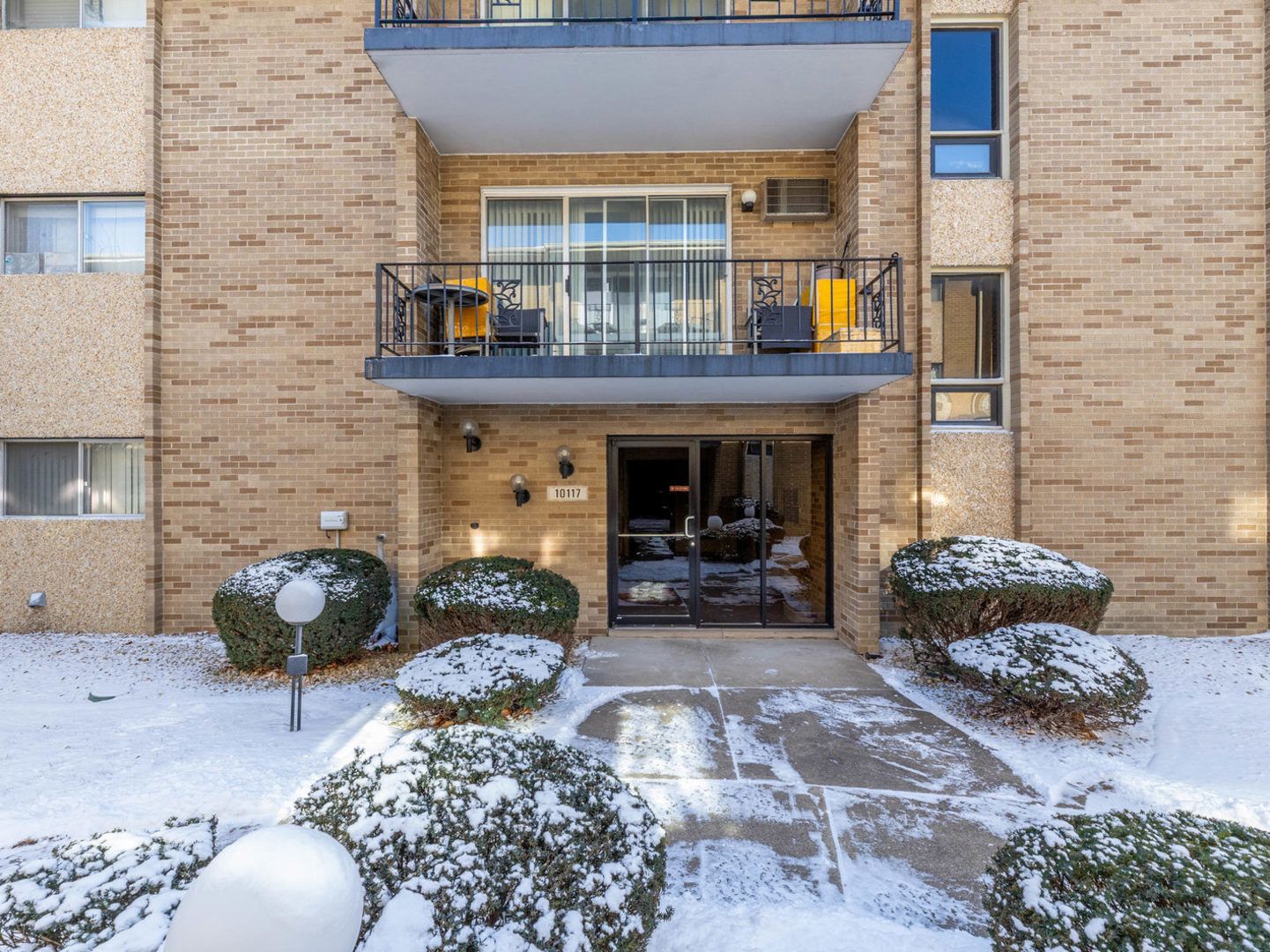 10117 S Cicero Avenue #206 — Oak Lawn, IL 60453
