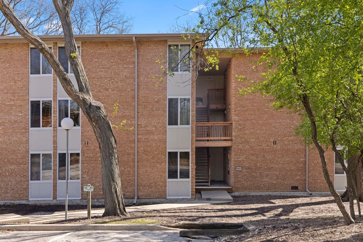 5821 Oakwood Drive, Lisle, IL 60532