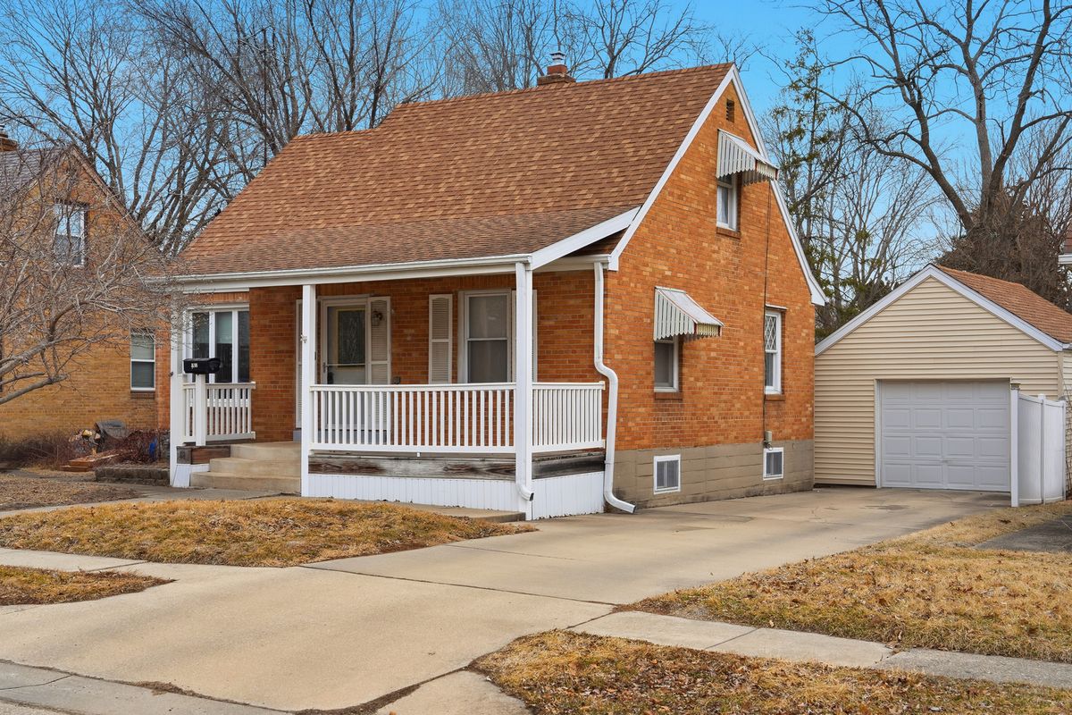 838 Dement Avenue, Dixon, IL 61021