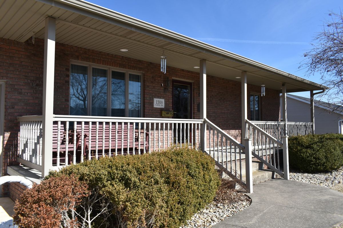1308 W Carol Drive, Roanoke, IL 61561