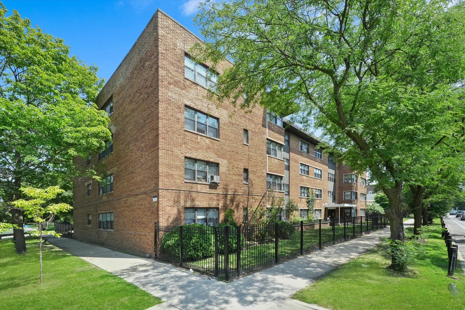 7801 S South Shore Drive — Chicago, IL 60649