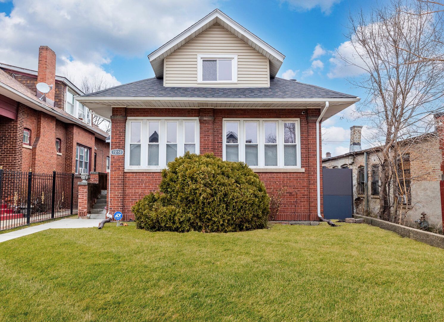 7251 S Paxton Avenue — Chicago, IL 60649