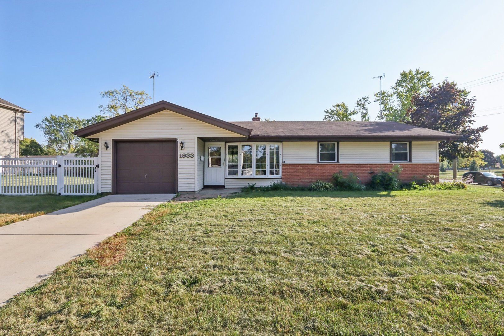1933 Whittier Lane — Schaumburg, IL 60193