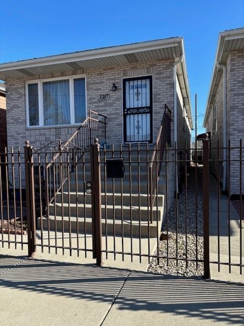 3307 Artesian Avenue, Chicago, IL 60608