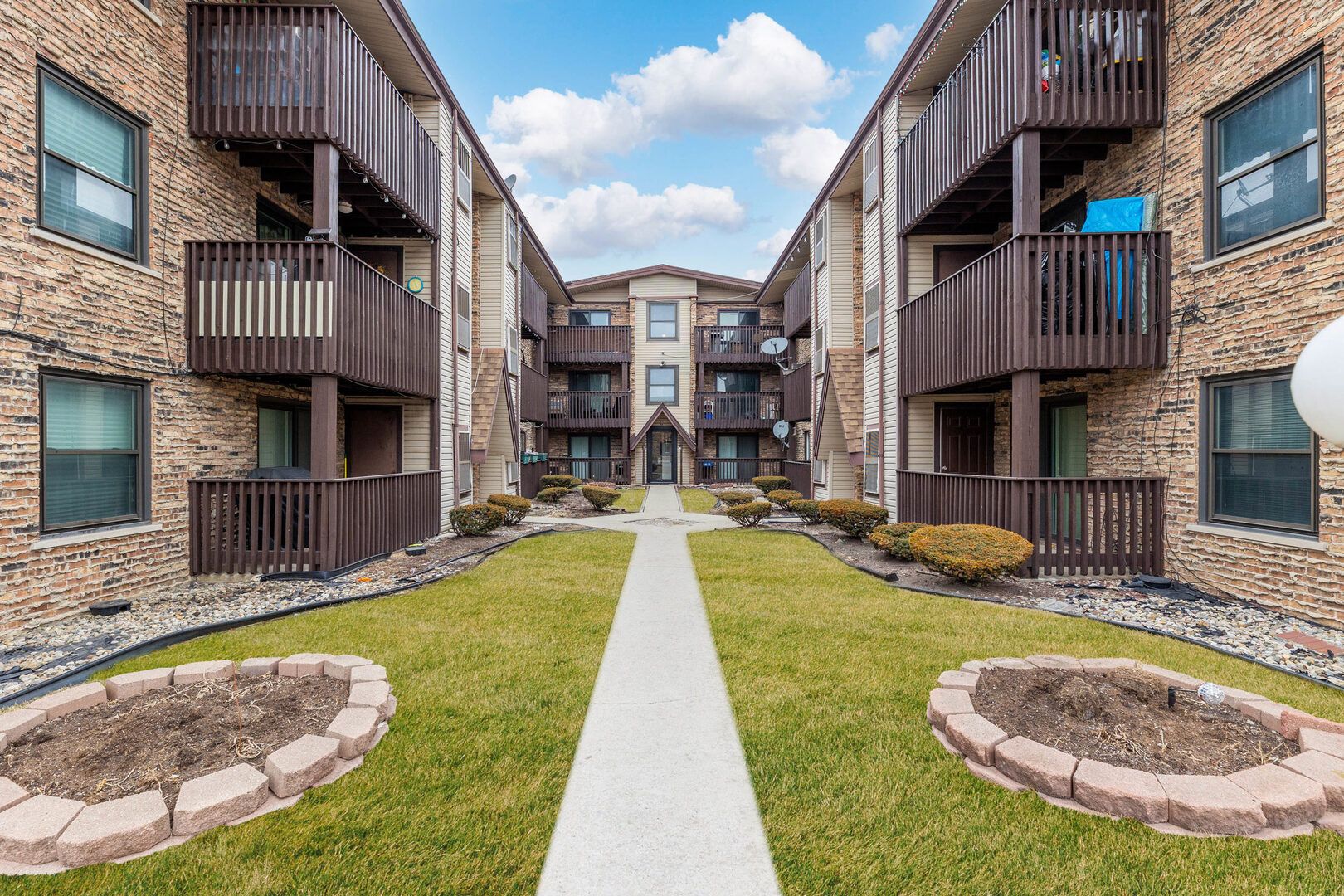 4553 W 56th Street #208E — Chicago, IL 60629