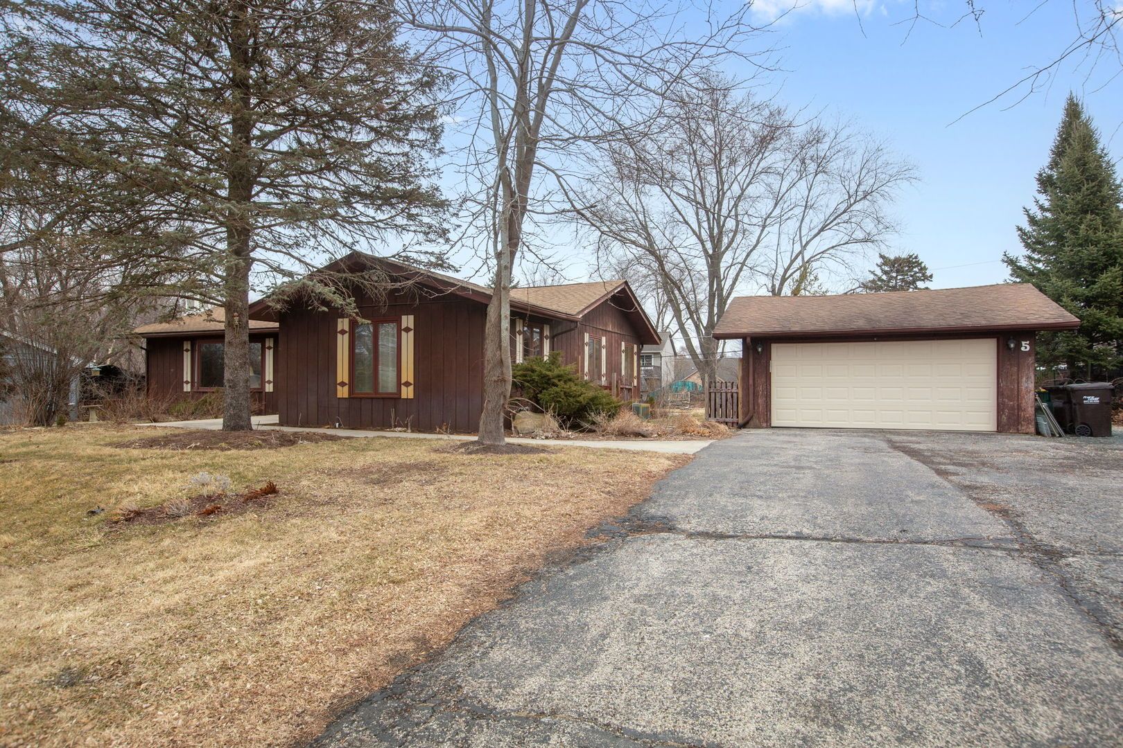 5 Echo Hill Road — Oakwood Hills, IL 60013
