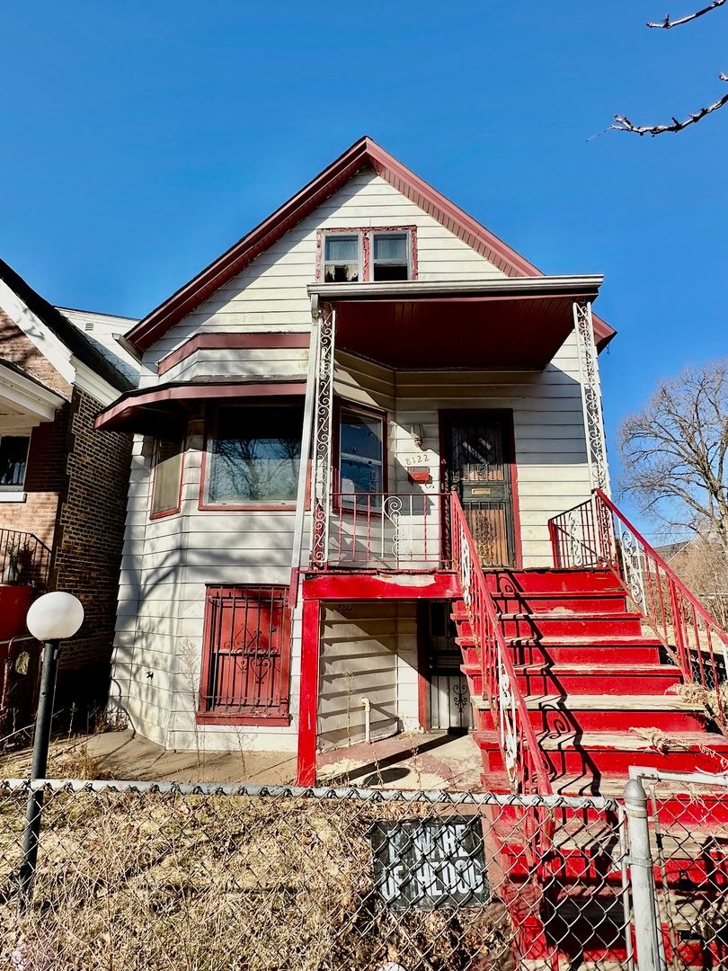 8122 S Escanaba Avenue — Chicago, IL 60617