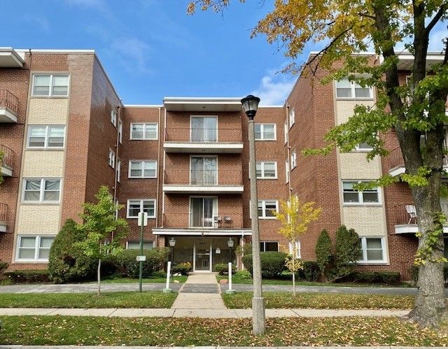 5240 Galitz Street #106 — Skokie, IL 60077