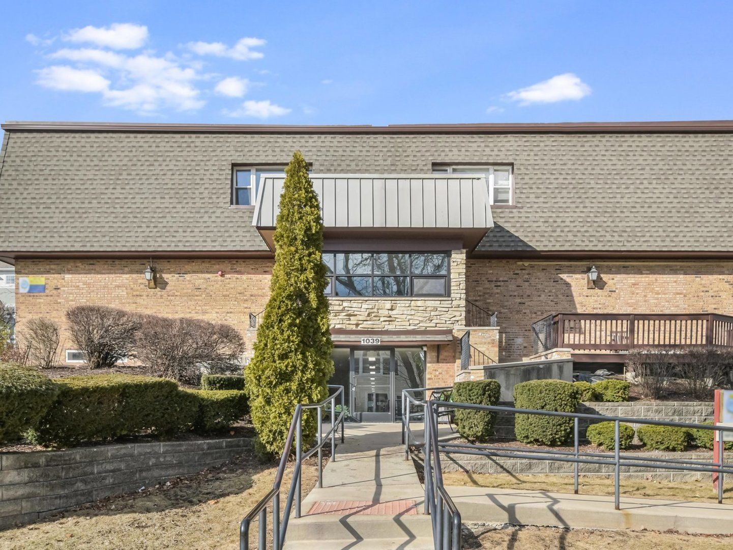 1039 college Avenue #7W — Wheaton, IL 60187