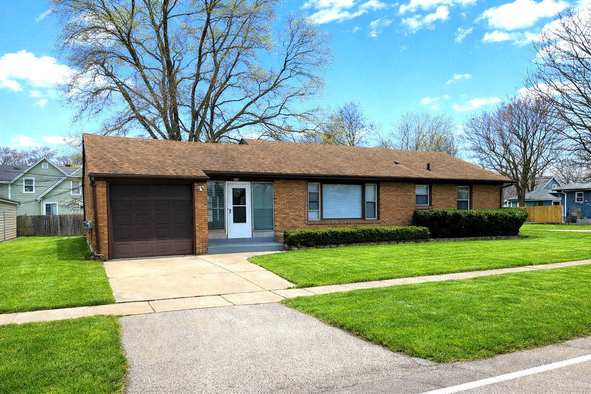 319 Lord Avenue, Carpentersville, IL 60110