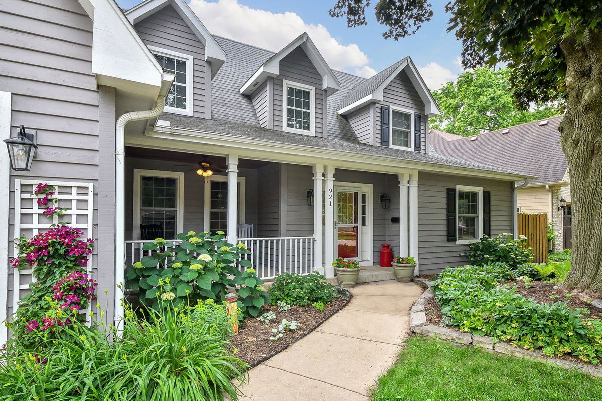 921 James Court, Wheaton, IL 60189