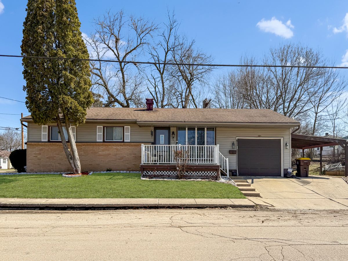 1305 Prairie Avenue, Freeport, IL 61032