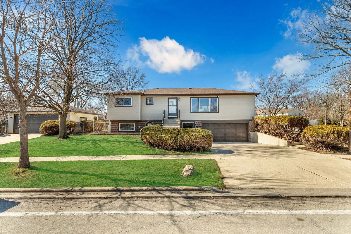 426 Cedarcrest Drive, Schaumburg, IL 60193