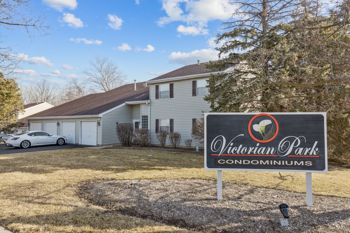3 N Victoria Lane #B — Streamwood, IL 60107