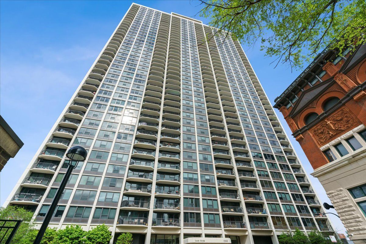 1560 N Sandburg Terrace #4301-4303 — Chicago, IL 60610