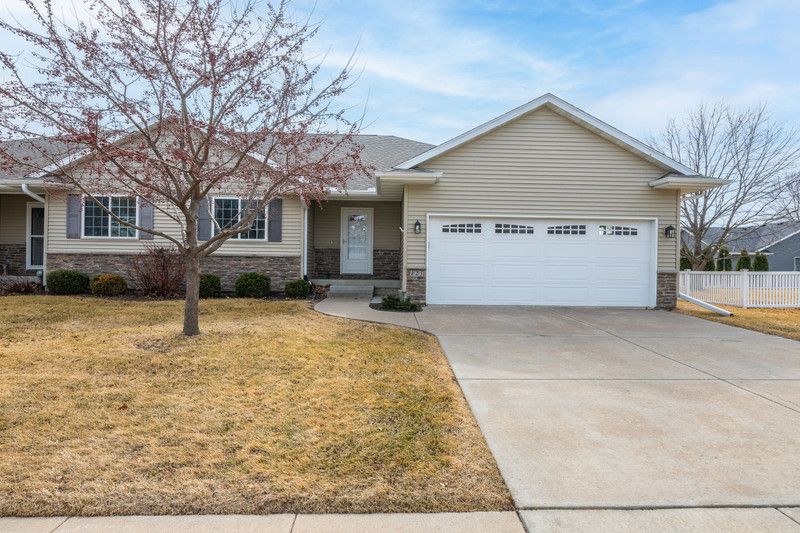 125 Pinehurst Drive, Eldridge, IA 52748