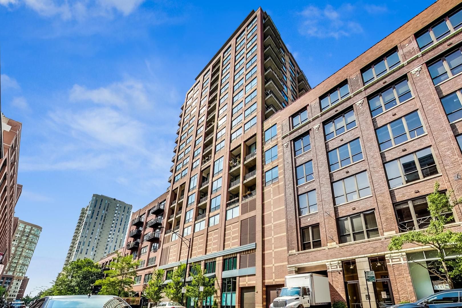 400 W Ontario Street #1005 — Chicago, IL 60654