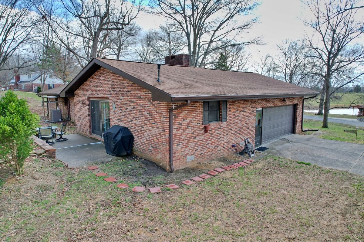 390 Hensley Hills Drive, Vienna, IL 62995