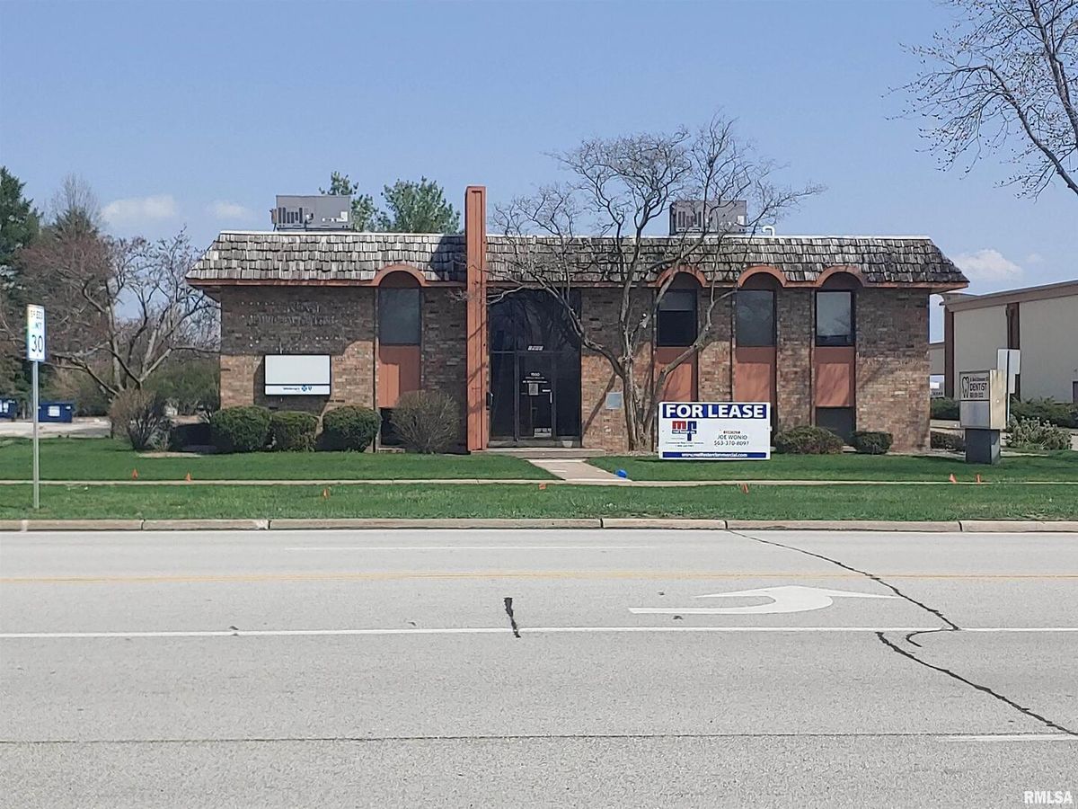 1980 SPRUCE HILLS Drive, Bettendorf, IA 52722