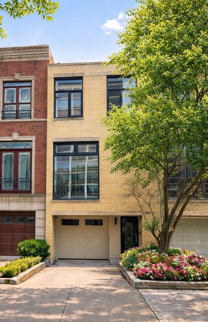 65 W Schiller Street — Chicago, IL 60610