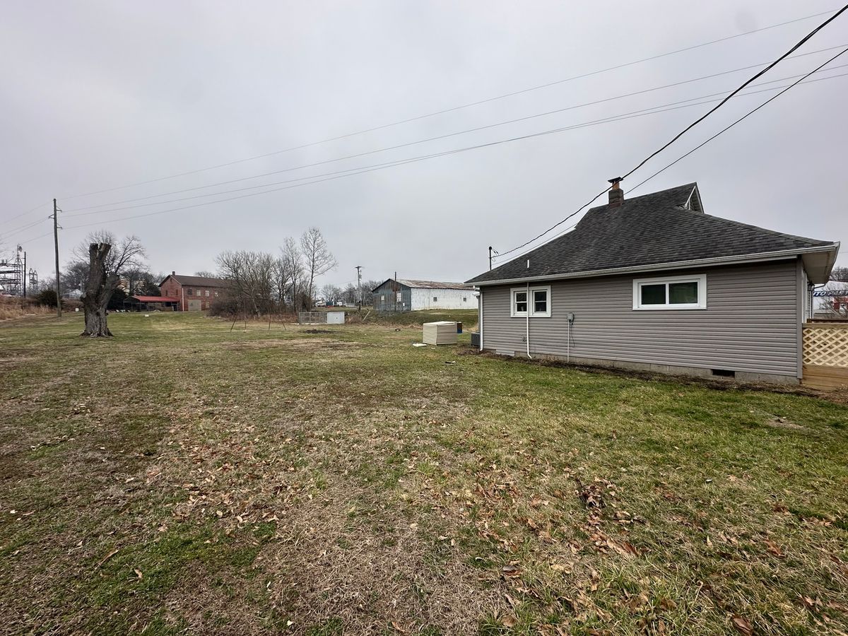 105 Epperson Drive, Mcleansboro, IL 62859