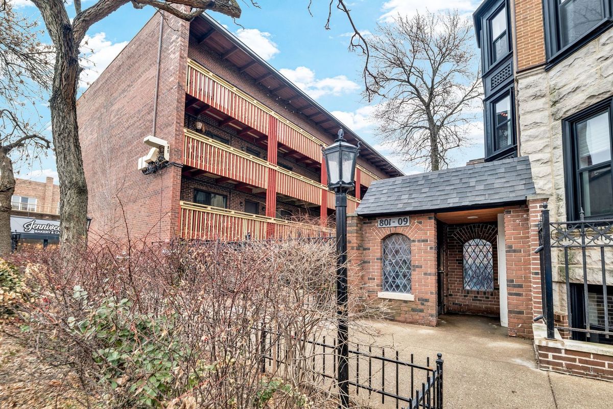 803 Oakdale Avenue, Chicago, IL 60657