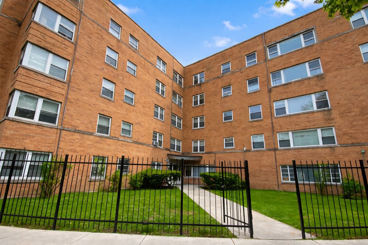 7327 Rogers Avenue, Chicago, IL 60626