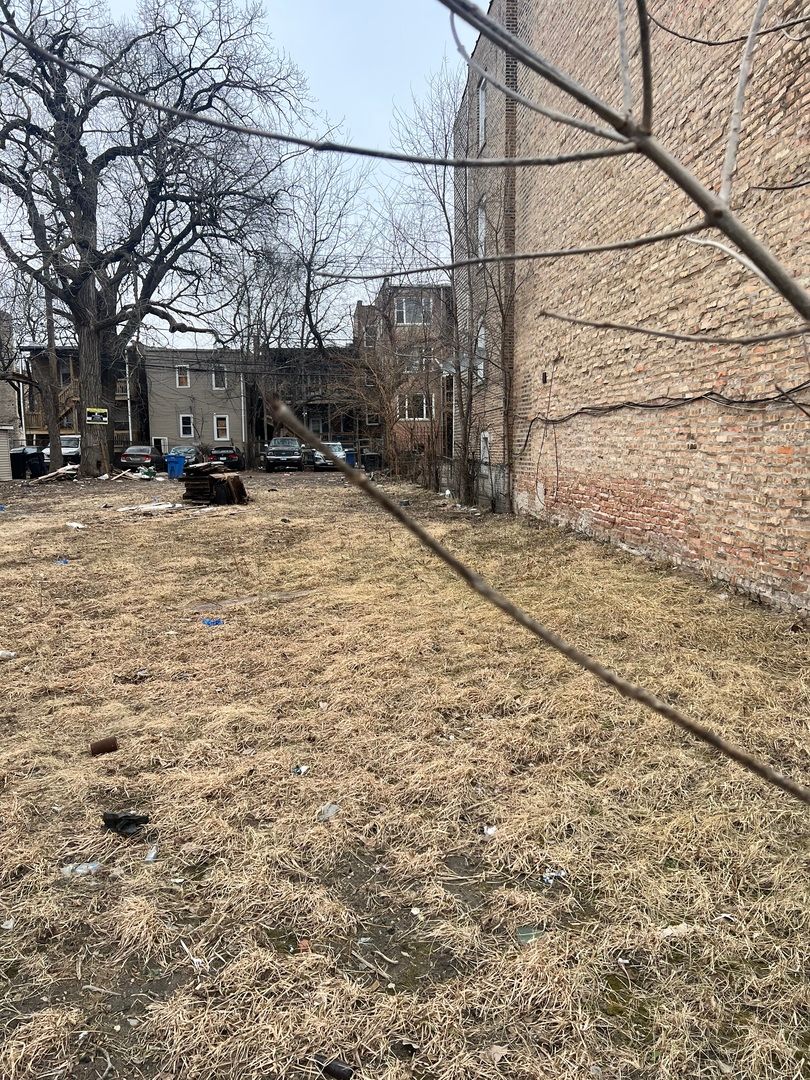 4212 W Gladys Avenue — Chicago, IL 60624