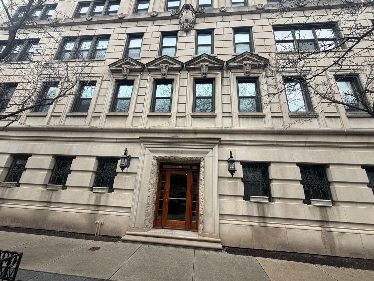 2912 COMMONWEALTH Avenue, Chicago, IL 60657