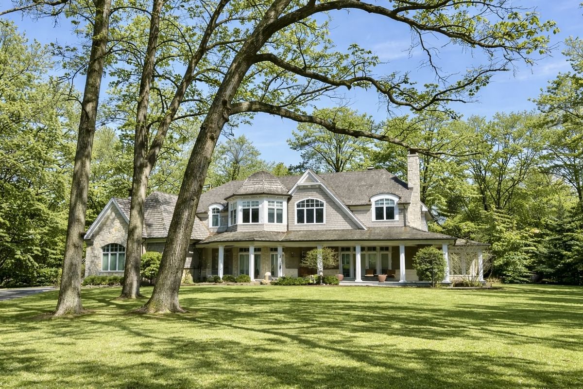 1300 ABINGTON CAMBS Drive, Lake Forest, IL 60045