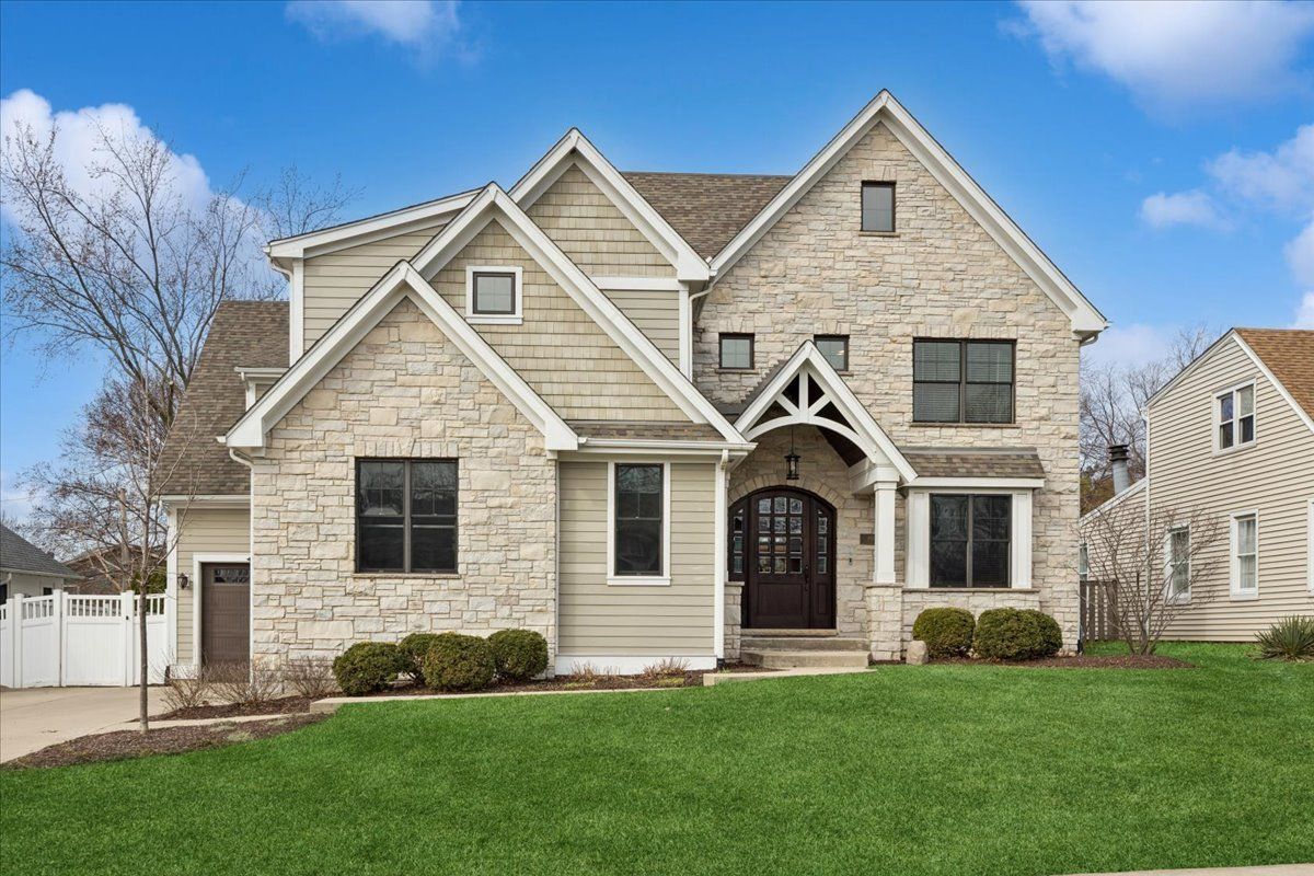 4620 Stonewall Avenue — Downers Grove, IL 60515