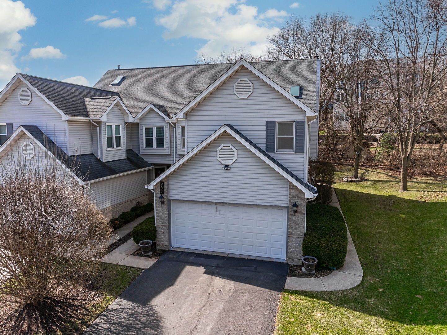 907 THORNWOOD Court #2 — St. Charles, IL 60174