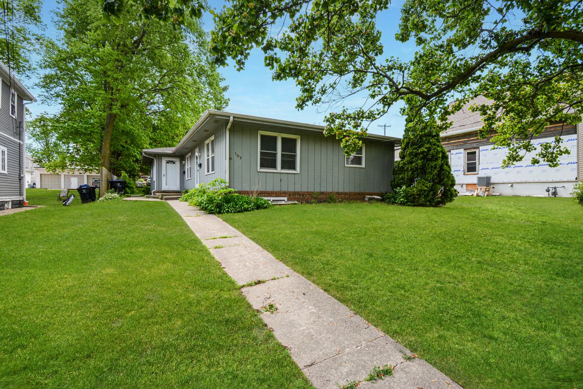 107 Division Street, Bloomington, IL 61701