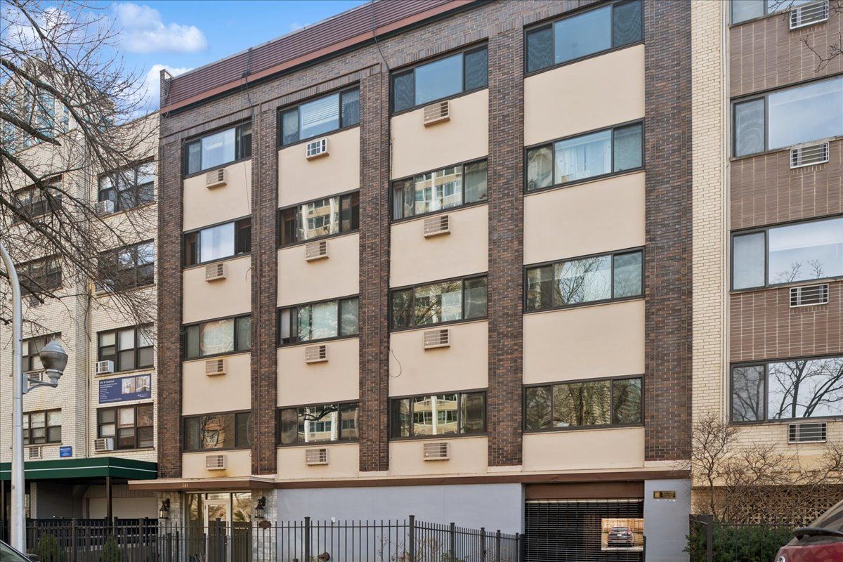 561 Stratford Place, Chicago, IL 60657