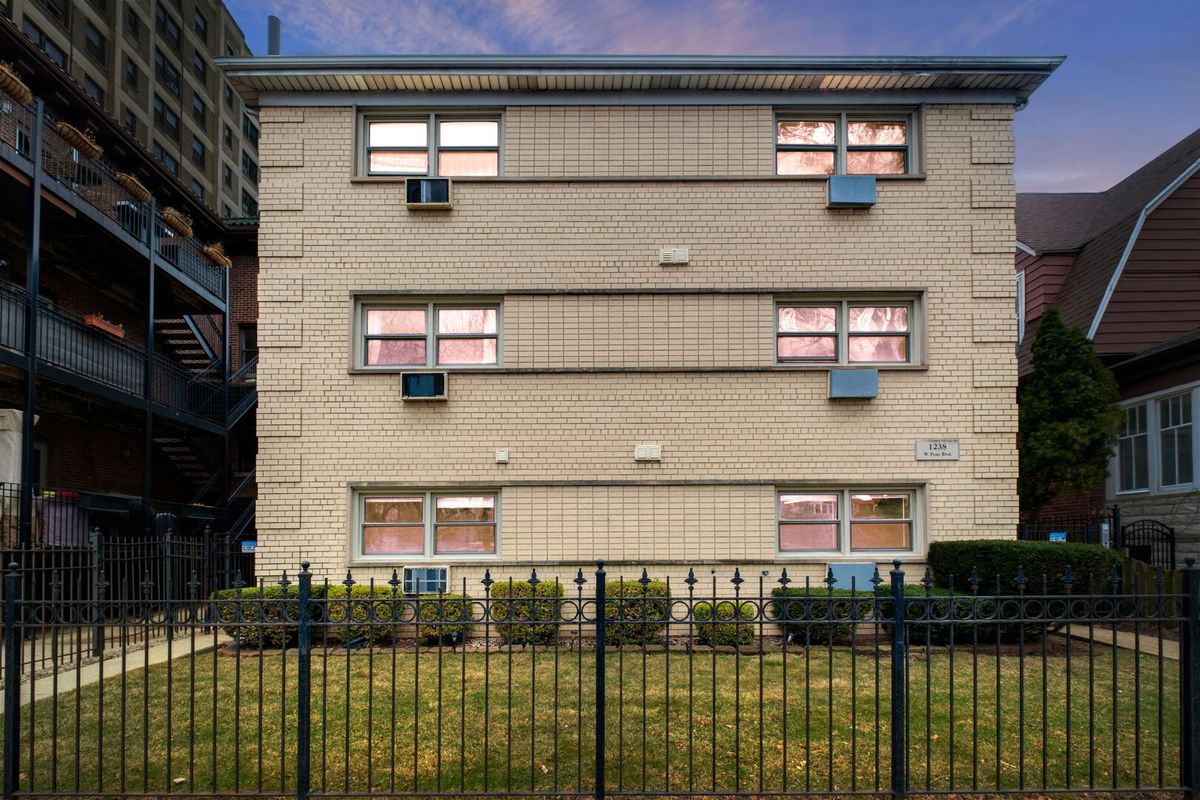 1238 Pratt Boulevard, Chicago, IL 60626