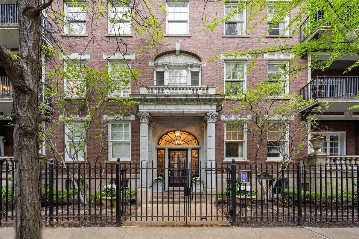 1201 Astor Street, Chicago, IL 60610