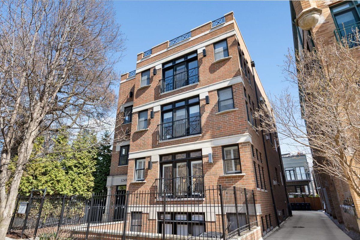 1249 N Wolcott Avenue #2 — Chicago, IL 60622