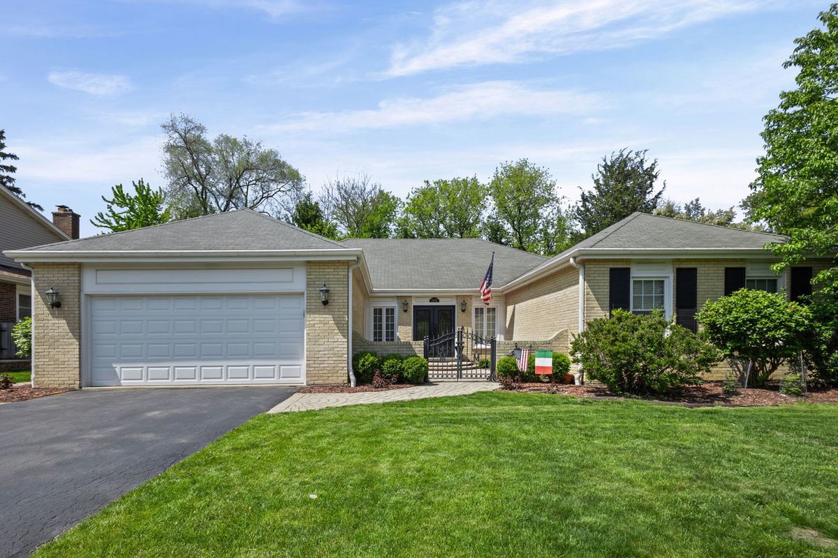 1132 Pine Tree Lane, Libertyville, IL 60048