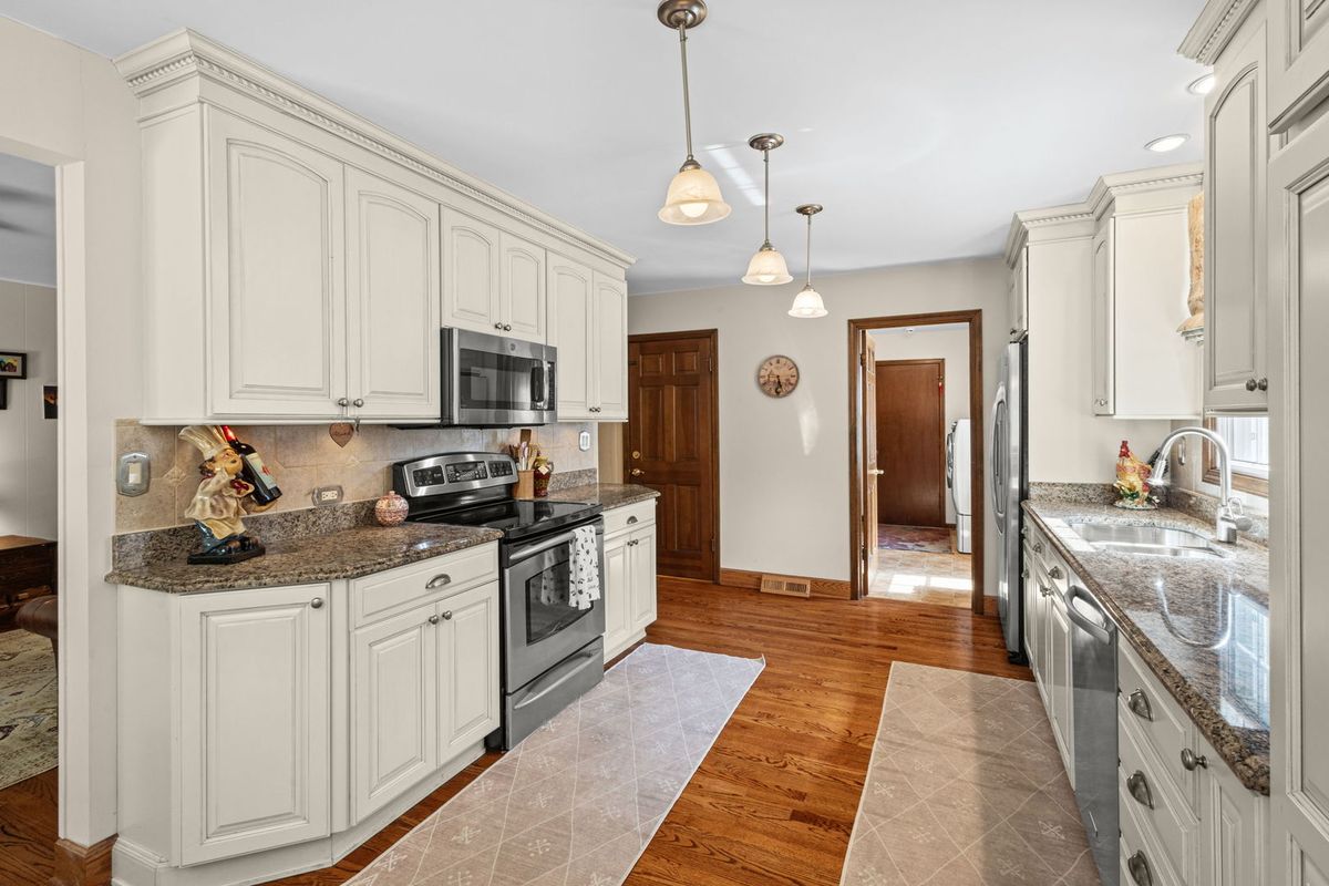 1132 Pine Tree Lane, Libertyville, IL 60048