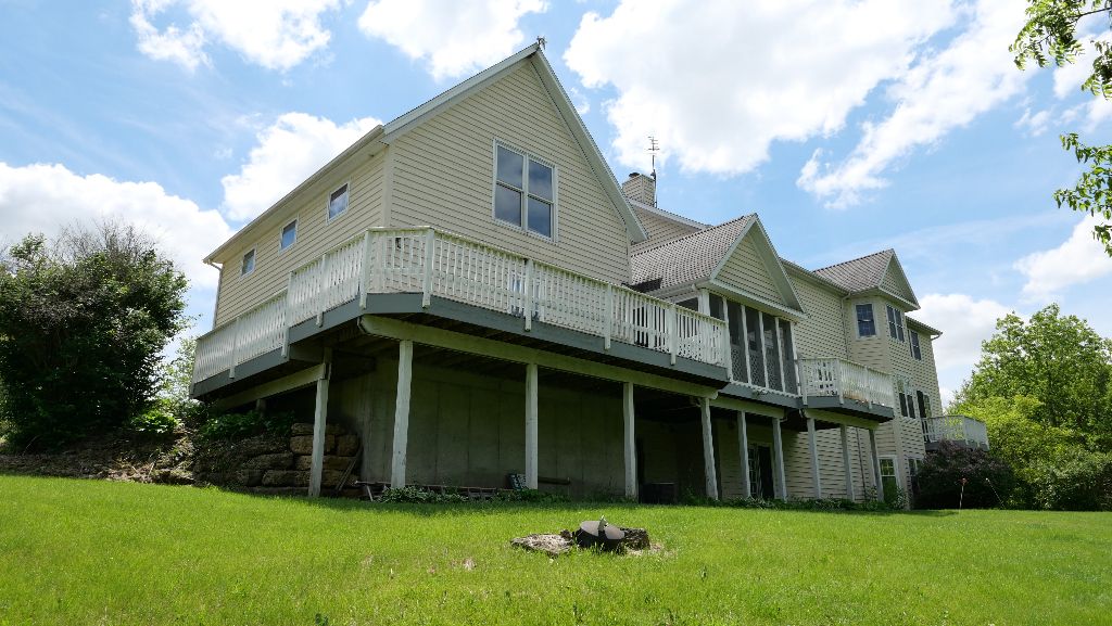 2346 W Longhollow Road, Elizabeth, IL 61028