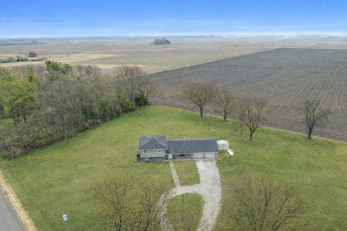 15795 E 2550 North Road, Hudson, IL 61748