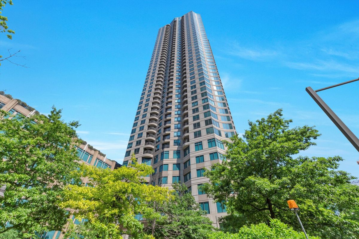 400 LaSalle Drive, Chicago, IL 60654