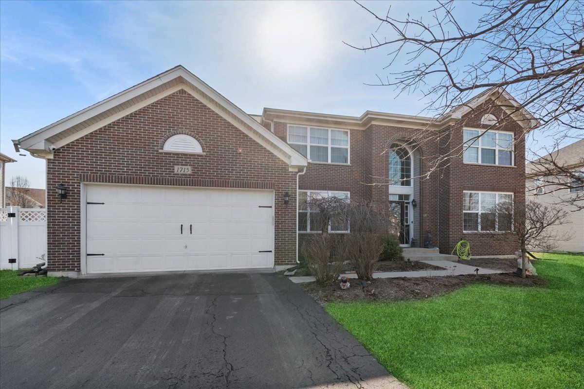 1715 White Oak Lane — Hoffman Estates, IL 60192