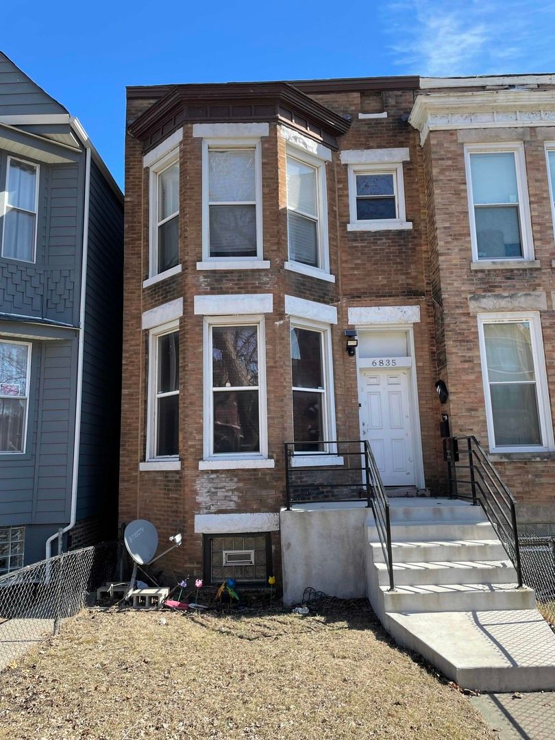 6835 S Calumet Avenue — Chicago, IL 60637