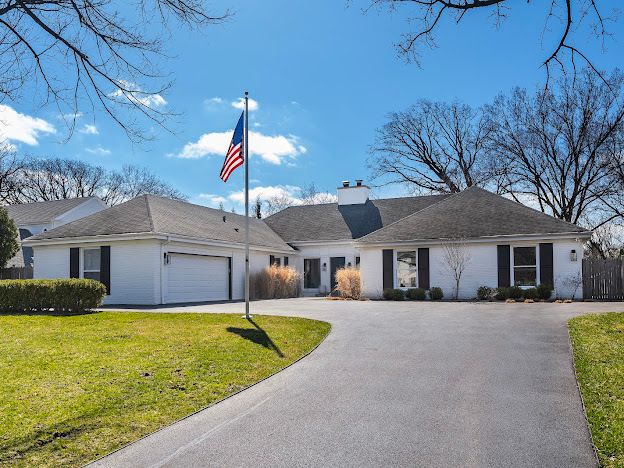 1225 W Deerpath Road — Lake Forest, IL 60045