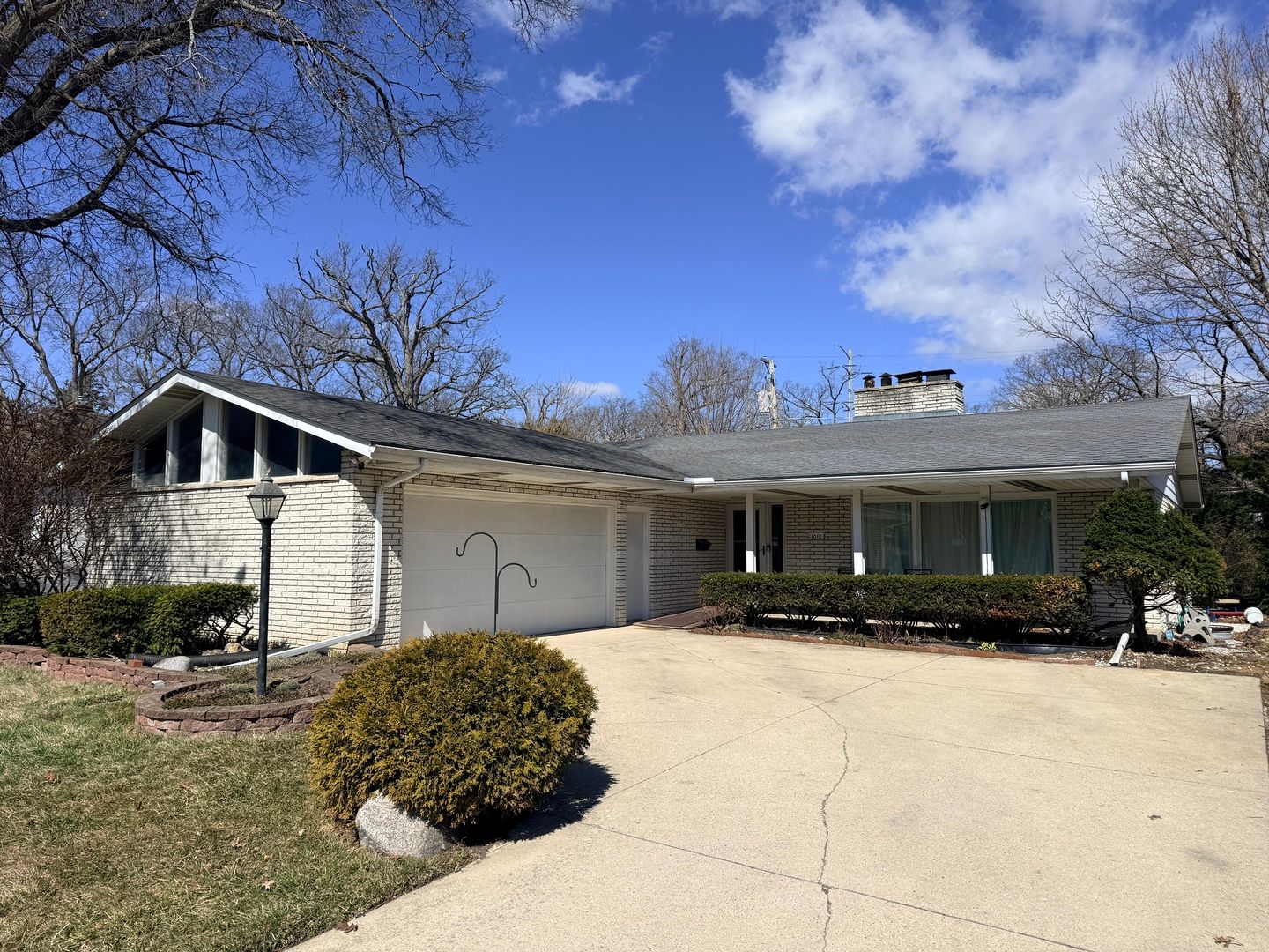 1010 W Atlantic Avenue — Waukegan, IL 60085