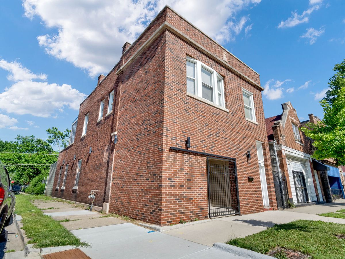 5242 Damen Avenue, Chicago, IL 60609