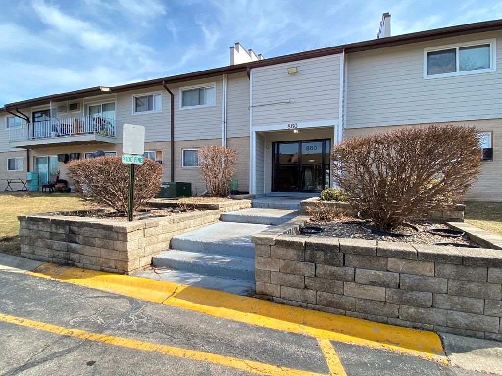 860 E Old Willow Road #221 — Prospect Heights, IL 60070