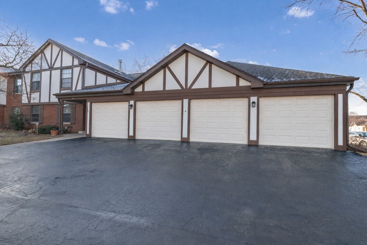 1325 Williamsburg Drive, Schaumburg, IL 60193